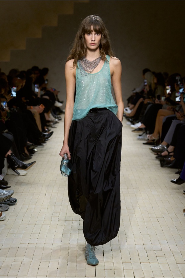 عرض أزياء مجموعة Emporio Armani لربيع وصيف 2026