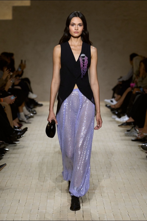 عرض أزياء مجموعة Emporio Armani لربيع وصيف 2026