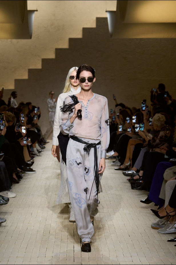 عرض أزياء مجموعة Emporio Armani لربيع وصيف 2026