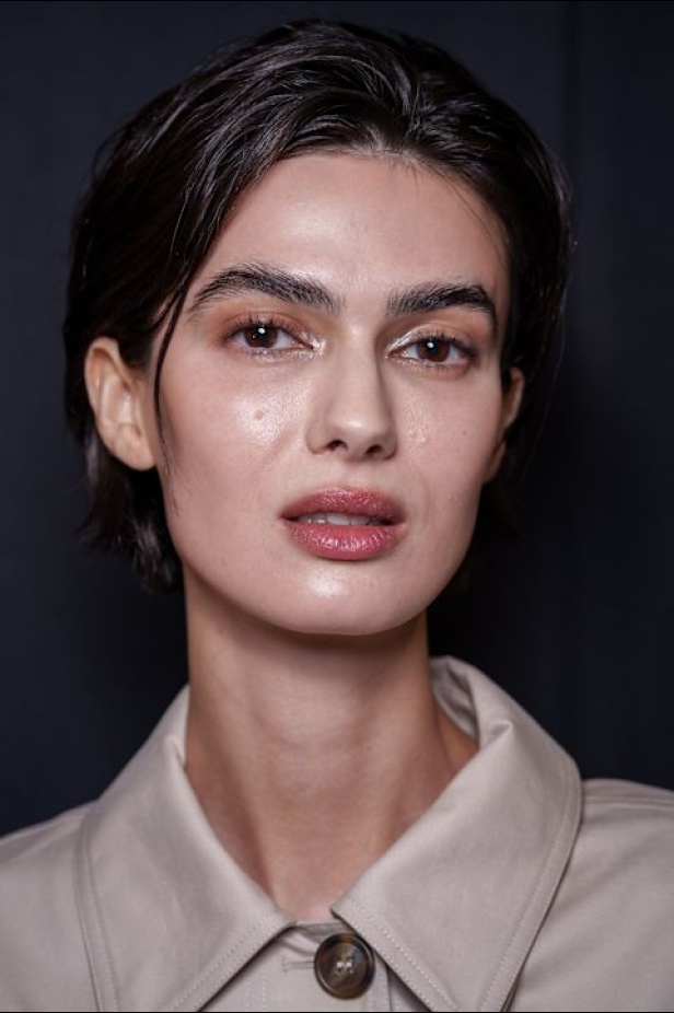 عرض أزياء مجموعة Emporio Armani لربيع وصيف 2026