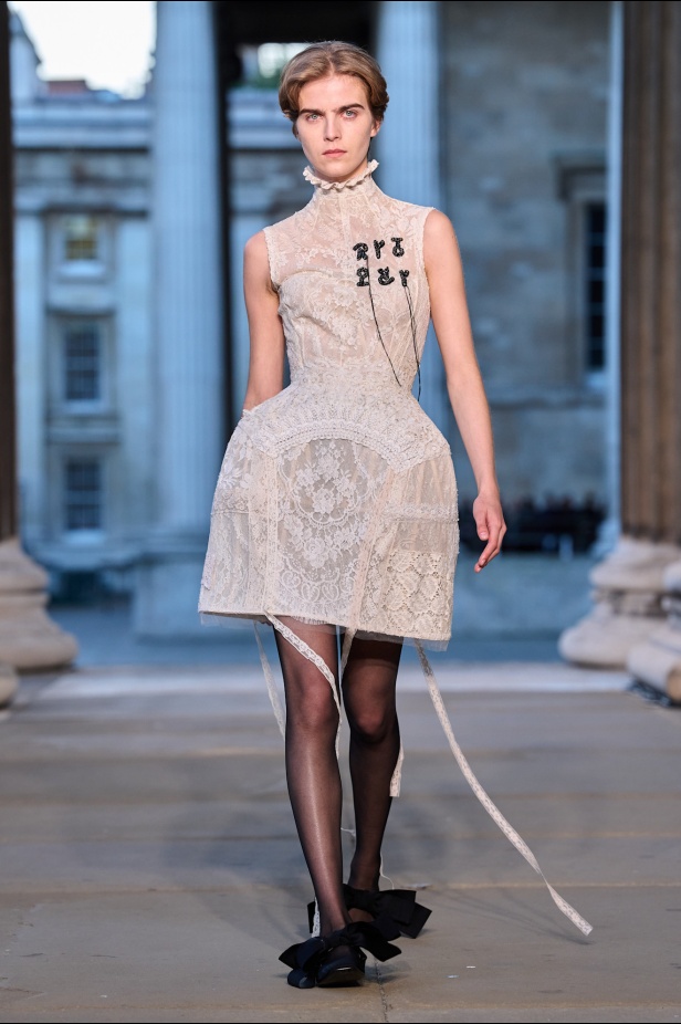 الطبعات عنوان مجموعة Erdem لربيع 2026