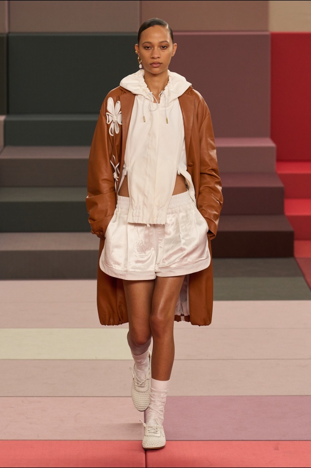 على منصة FENDI تتشابك الألوان كلحن فرح وتكرّس العراقة حضورها في مجموعة ربيع وصيف 2026