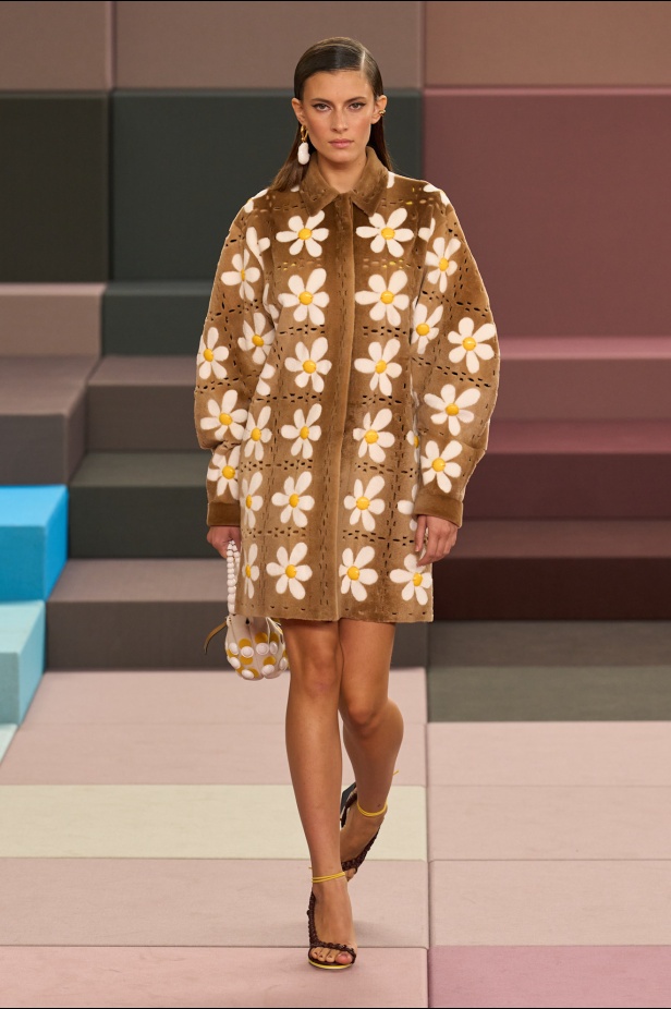 على منصة FENDI تتشابك الألوان كلحن فرح وتكرّس العراقة حضورها في مجموعة ربيع وصيف 2026