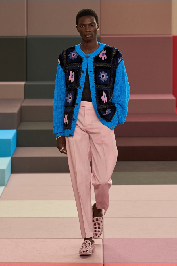 على منصة FENDI تتشابك الألوان كلحن فرح وتكرّس العراقة حضورها في مجموعة ربيع وصيف 2026