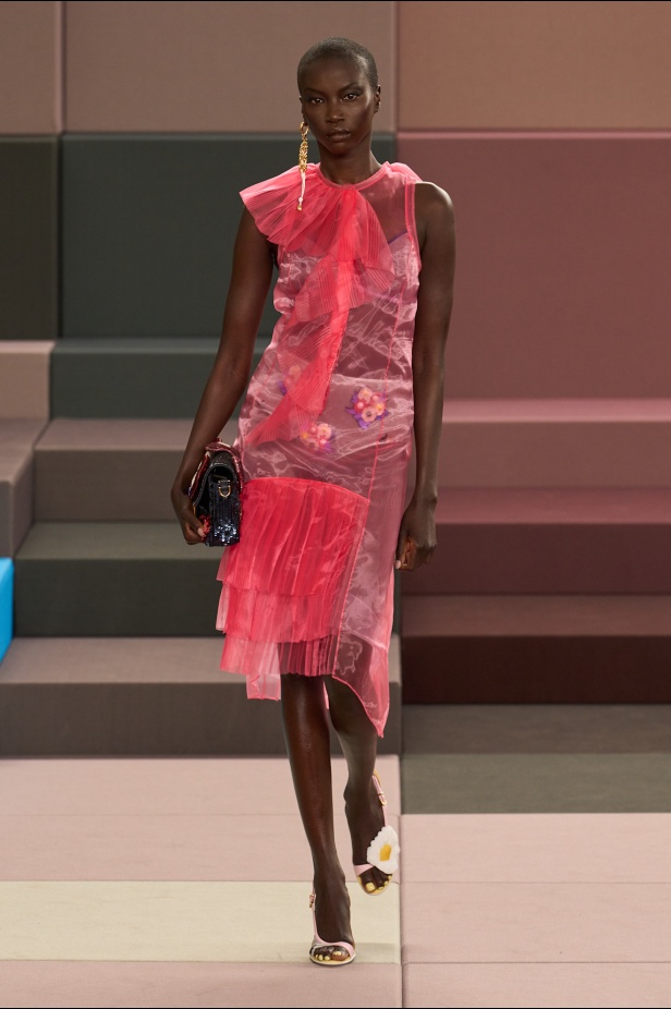 على منصة FENDI تتشابك الألوان كلحن فرح وتكرّس العراقة حضورها في مجموعة ربيع وصيف 2026