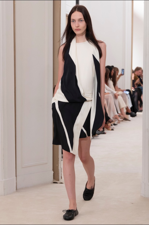 الثقة والحرية تتجسّدان في مجموعة Alberta Ferretti لربيع وصيف 2026