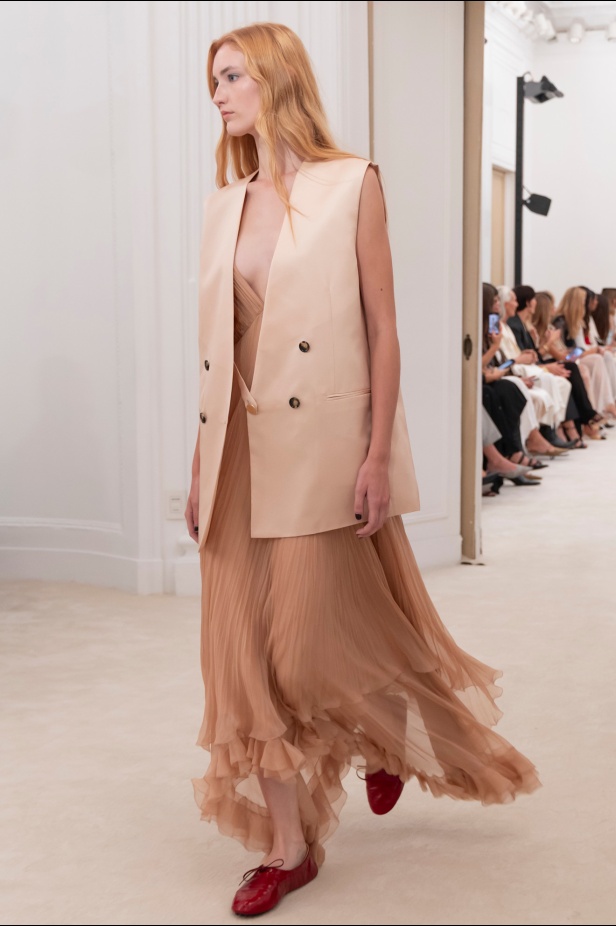 الثقة والحرية تتجسّدان في مجموعة Alberta Ferretti لربيع وصيف 2026