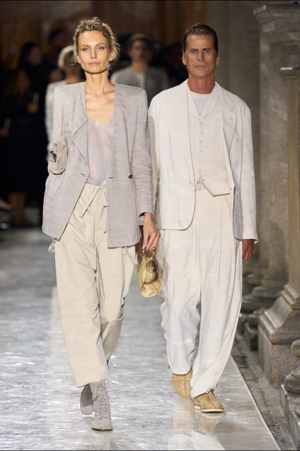 "جورجيو أرماني" يقدّم درسًا أخيرًا بالأناقة في مجموعة ربيع 2026... عرض تحوّل إلى وداع مؤثّر 