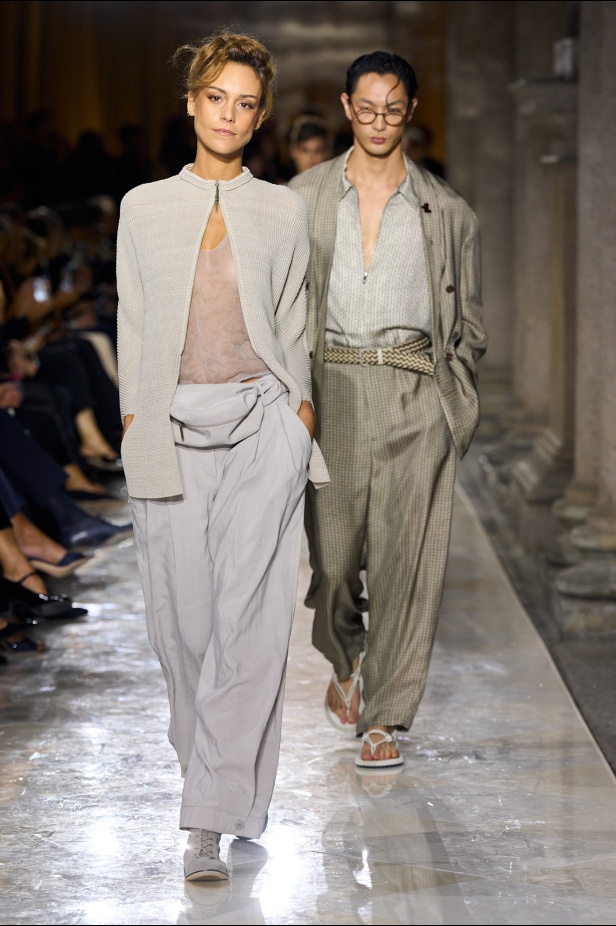 "جورجيو أرماني" يقدّم درسًا أخيرًا بالأناقة في مجموعة ربيع 2026... عرض تحوّل إلى وداع مؤثّر 