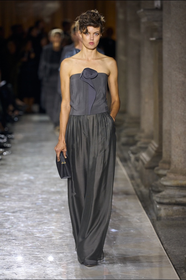 "جورجيو أرماني" يقدّم درسًا أخيرًا بالأناقة في مجموعة ربيع 2026... عرض تحوّل إلى وداع مؤثّر 