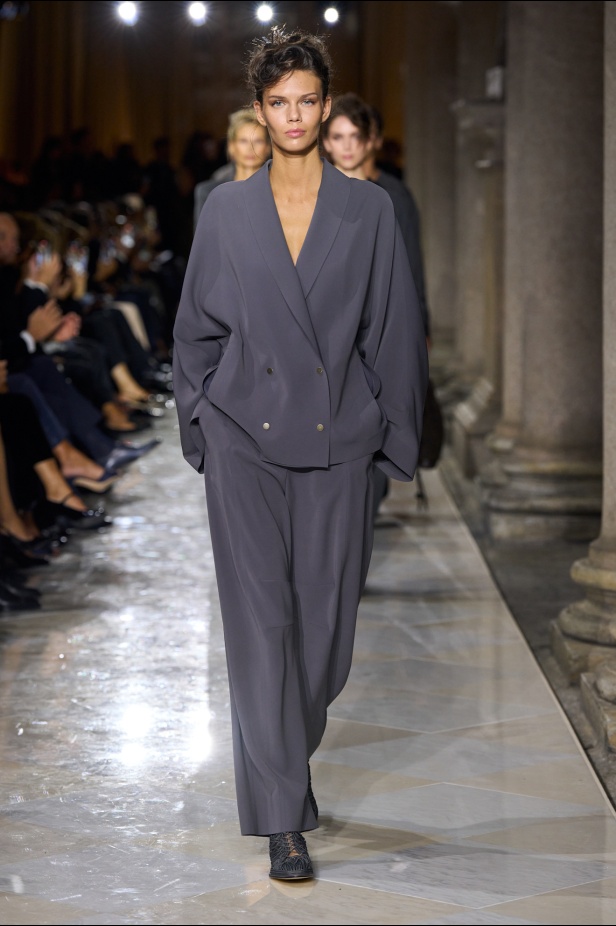 "جورجيو أرماني" يقدّم درسًا أخيرًا بالأناقة في مجموعة ربيع 2026... عرض تحوّل إلى وداع مؤثّر 