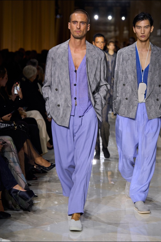 "جورجيو أرماني" يقدّم درسًا أخيرًا بالأناقة في مجموعة ربيع 2026... عرض تحوّل إلى وداع مؤثّر 