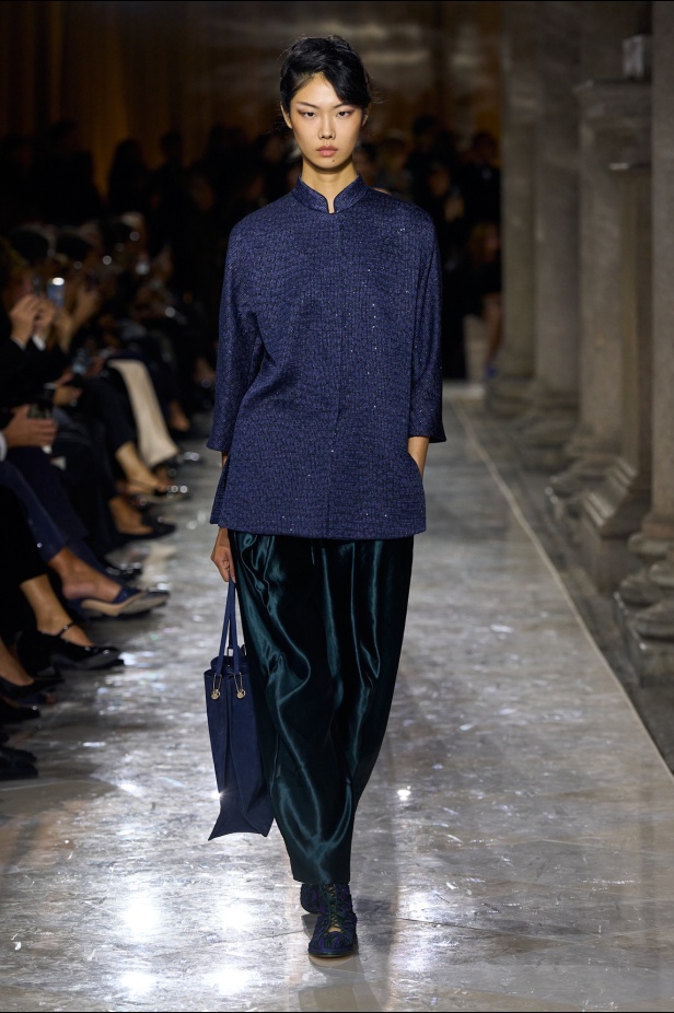 "جورجيو أرماني" يقدّم درسًا أخيرًا بالأناقة في مجموعة ربيع 2026... عرض تحوّل إلى وداع مؤثّر 