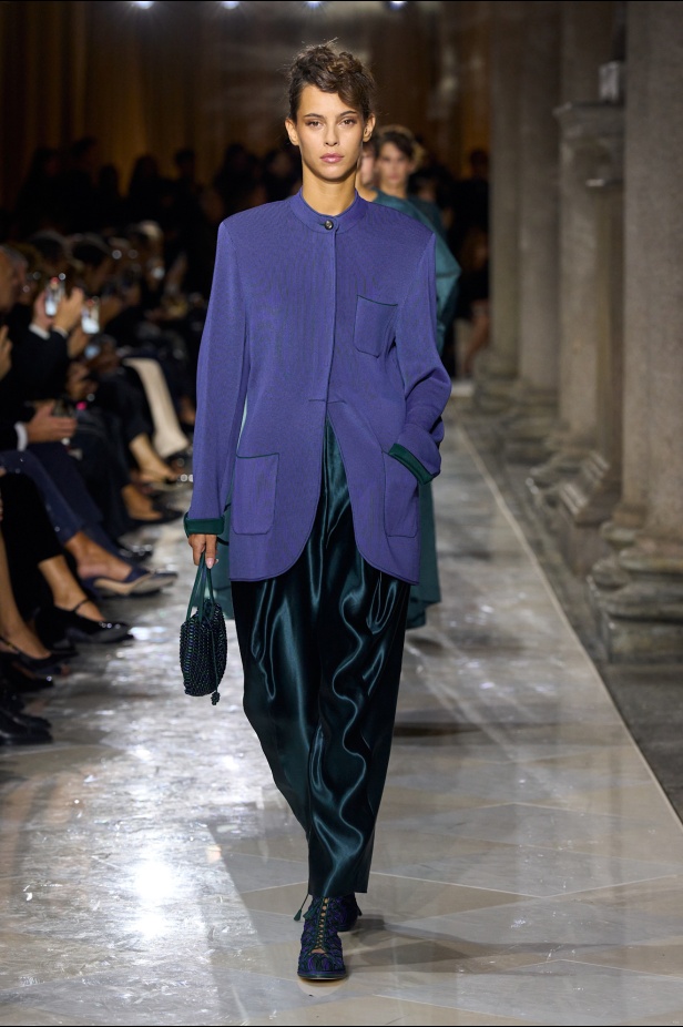 "جورجيو أرماني" يقدّم درسًا أخيرًا بالأناقة في مجموعة ربيع 2026... عرض تحوّل إلى وداع مؤثّر 