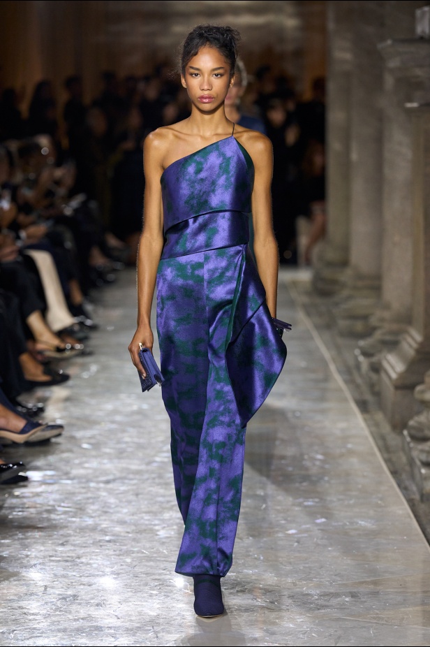 "جورجيو أرماني" يقدّم درسًا أخيرًا بالأناقة في مجموعة ربيع 2026... عرض تحوّل إلى وداع مؤثّر 