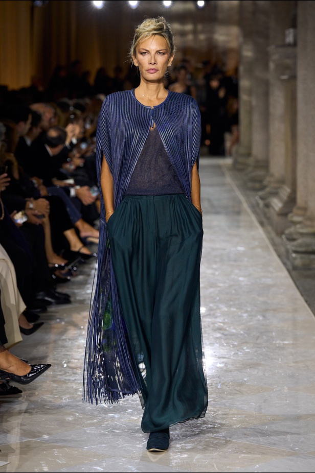 "جورجيو أرماني" يقدّم درسًا أخيرًا بالأناقة في مجموعة ربيع 2026... عرض تحوّل إلى وداع مؤثّر 