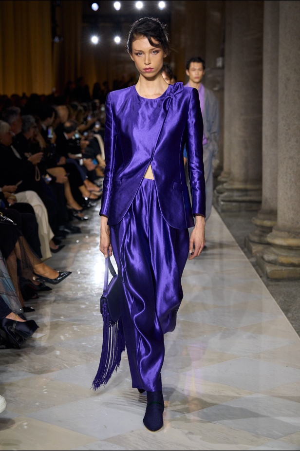 "جورجيو أرماني" يقدّم درسًا أخيرًا بالأناقة في مجموعة ربيع 2026... عرض تحوّل إلى وداع مؤثّر 