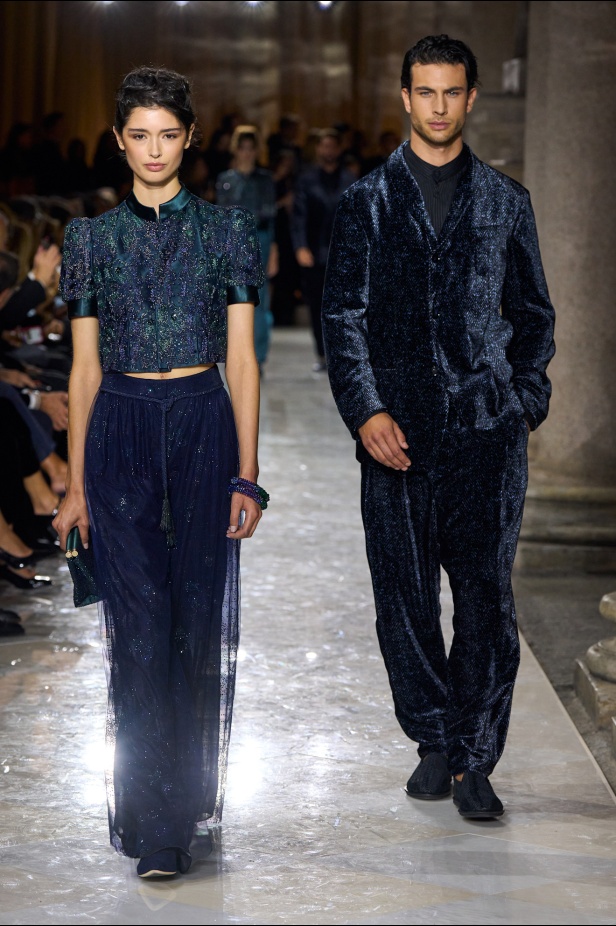 "جورجيو أرماني" يقدّم درسًا أخيرًا بالأناقة في مجموعة ربيع 2026... عرض تحوّل إلى وداع مؤثّر 