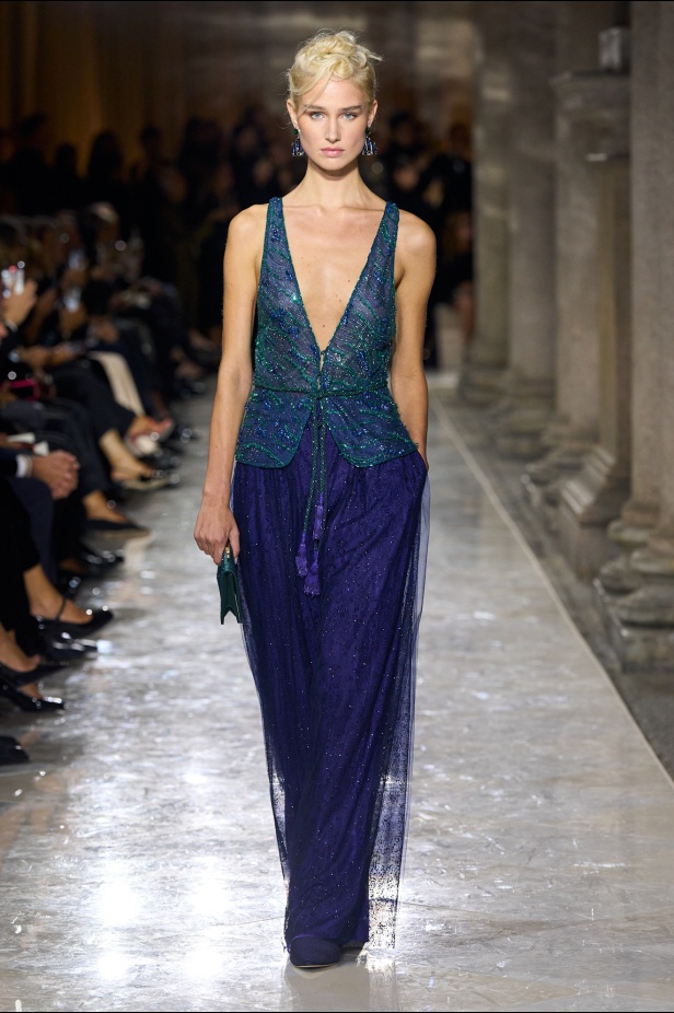 "جورجيو أرماني" يقدّم درسًا أخيرًا بالأناقة في مجموعة ربيع 2026... عرض تحوّل إلى وداع مؤثّر 