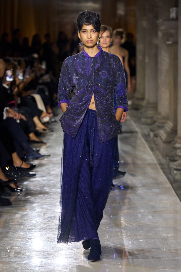 "جورجيو أرماني" يقدّم درسًا أخيرًا بالأناقة في مجموعة ربيع 2026... عرض تحوّل إلى وداع مؤثّر 