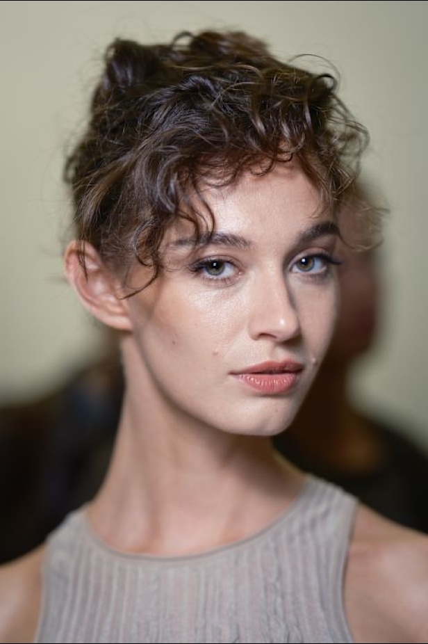 "جورجيو أرماني" يقدّم درسًا أخيرًا بالأناقة في مجموعة ربيع 2026... عرض تحوّل إلى وداع مؤثّر 