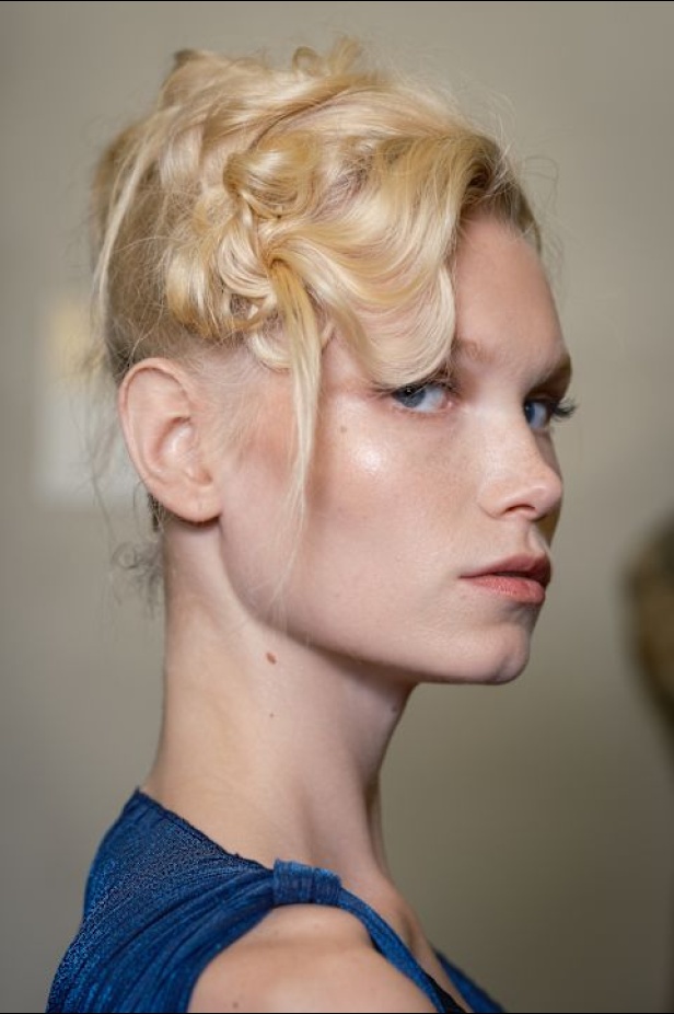 "جورجيو أرماني" يقدّم درسًا أخيرًا بالأناقة في مجموعة ربيع 2026... عرض تحوّل إلى وداع مؤثّر 