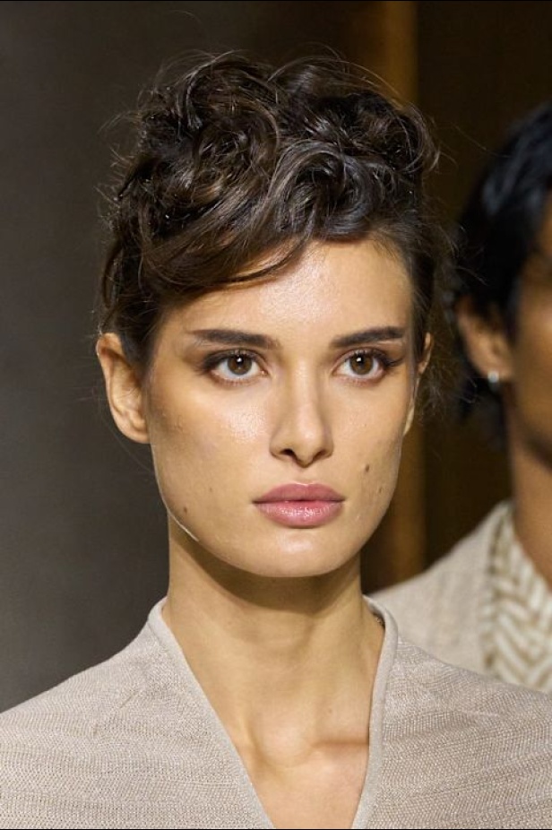 "جورجيو أرماني" يقدّم درسًا أخيرًا بالأناقة في مجموعة ربيع 2026... عرض تحوّل إلى وداع مؤثّر 