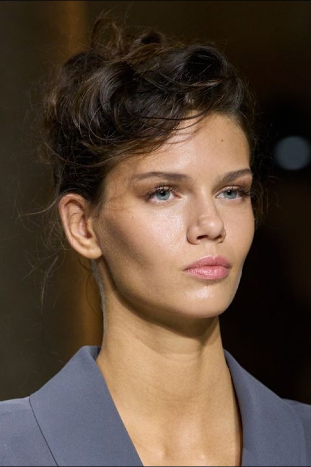 "جورجيو أرماني" يقدّم درسًا أخيرًا بالأناقة في مجموعة ربيع 2026... عرض تحوّل إلى وداع مؤثّر 