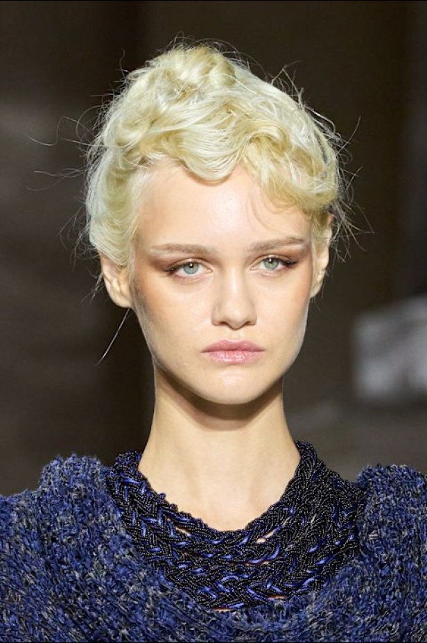 "جورجيو أرماني" يقدّم درسًا أخيرًا بالأناقة في مجموعة ربيع 2026... عرض تحوّل إلى وداع مؤثّر 