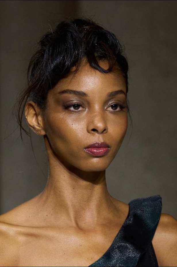 "جورجيو أرماني" يقدّم درسًا أخيرًا بالأناقة في مجموعة ربيع 2026... عرض تحوّل إلى وداع مؤثّر 