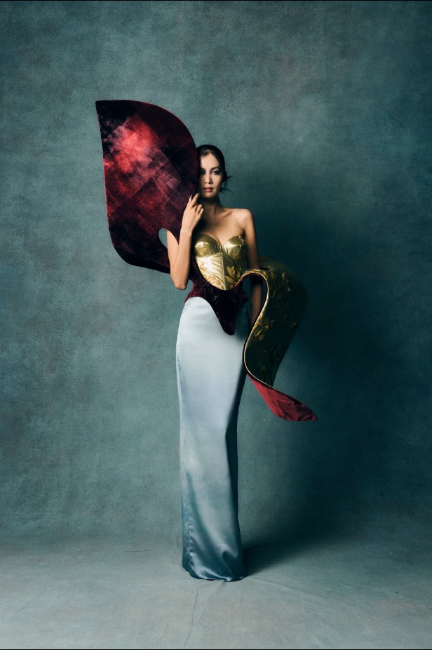 Harris Reed يستلهم من أجواء لندن في السبعينيات لمجموعة ربيع وصيف 2026