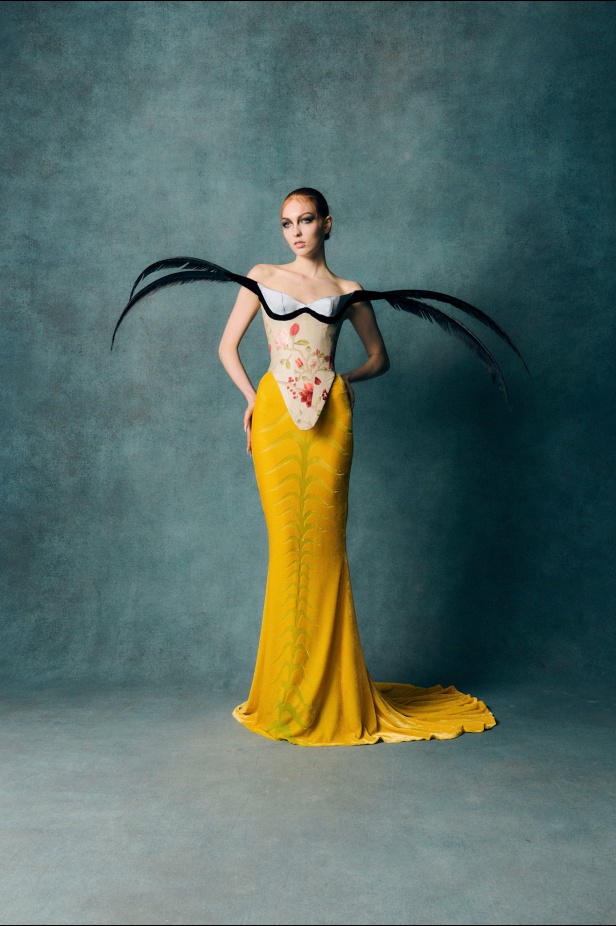 Harris Reed يستلهم من أجواء لندن في السبعينيات لمجموعة ربيع وصيف 2026