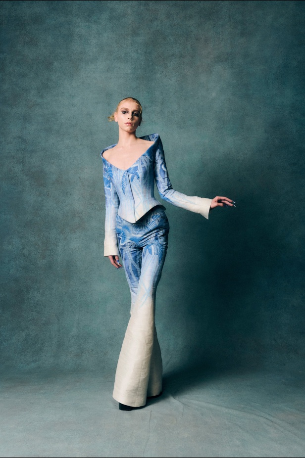 Harris Reed يستلهم من أجواء لندن في السبعينيات لمجموعة ربيع وصيف 2026