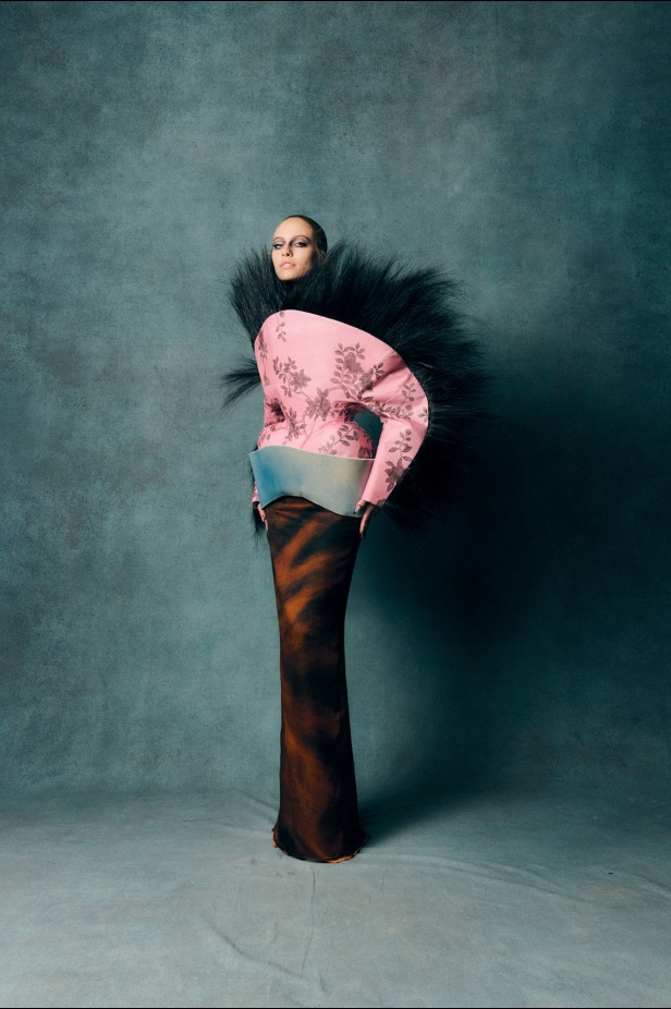 Harris Reed يستلهم من أجواء لندن في السبعينيات لمجموعة ربيع وصيف 2026