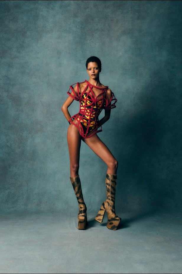 Harris Reed يستلهم من أجواء لندن في السبعينيات لمجموعة ربيع وصيف 2026