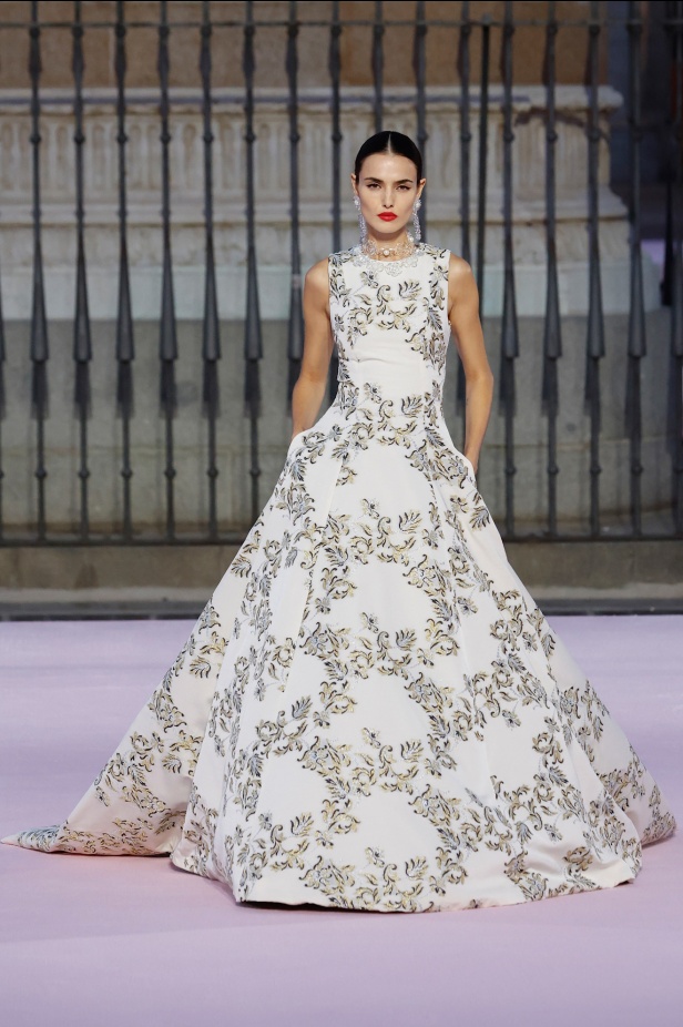 مجموعة "كارولينا هيريرا" لربيع 2026 تغيب عن نيويورك وتأخذنا إلى مدريد... تكريم للمدينة الخالدة