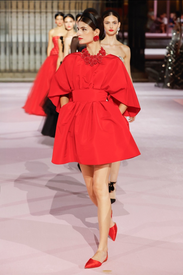 مجموعة "كارولينا هيريرا" لربيع 2026 تغيب عن نيويورك وتأخذنا إلى مدريد... تكريم للمدينة الخالدة