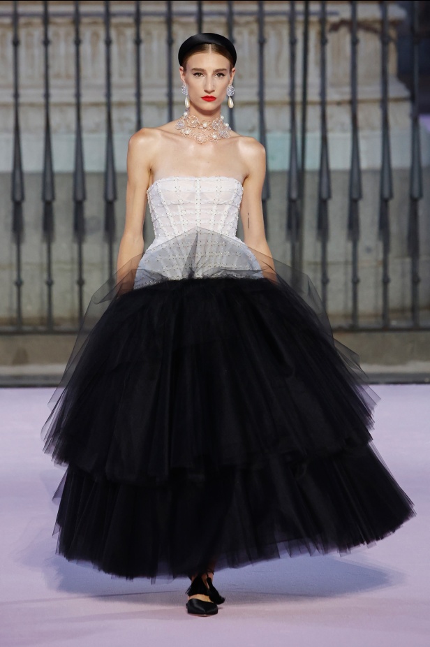 مجموعة "كارولينا هيريرا" لربيع 2026 تغيب عن نيويورك وتأخذنا إلى مدريد... تكريم للمدينة الخالدة