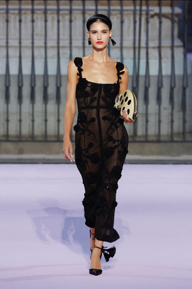 مجموعة "كارولينا هيريرا" لربيع 2026 تغيب عن نيويورك وتأخذنا إلى مدريد... تكريم للمدينة الخالدة