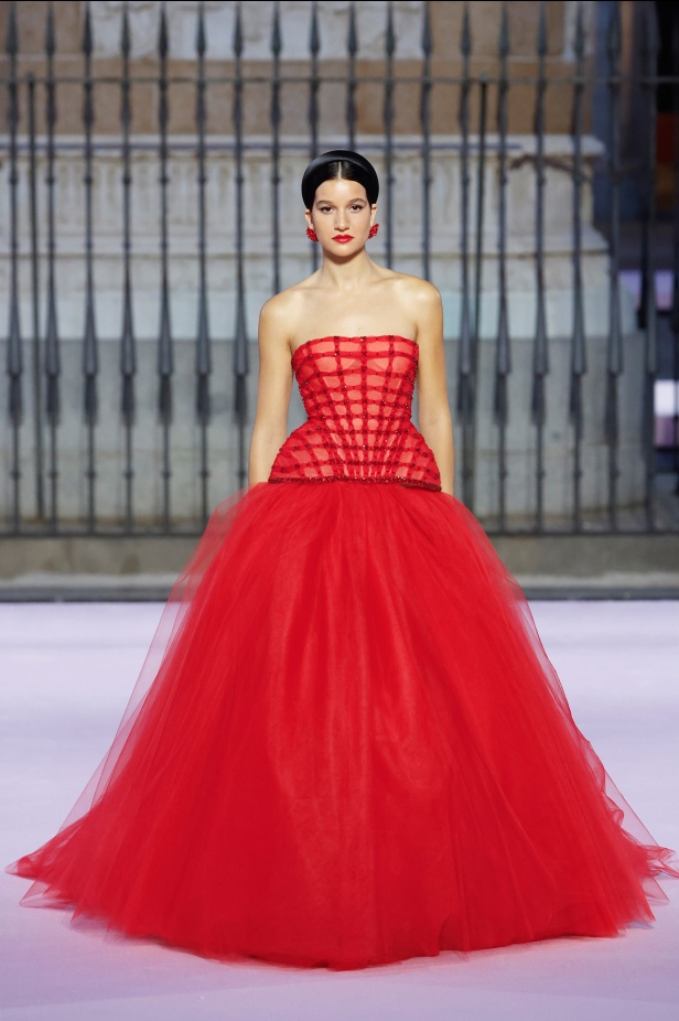 مجموعة "كارولينا هيريرا" لربيع 2026 تغيب عن نيويورك وتأخذنا إلى مدريد... تكريم للمدينة الخالدة