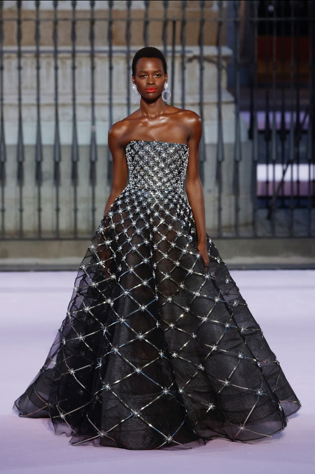 مجموعة "كارولينا هيريرا" لربيع 2026 تغيب عن نيويورك وتأخذنا إلى مدريد... تكريم للمدينة الخالدة