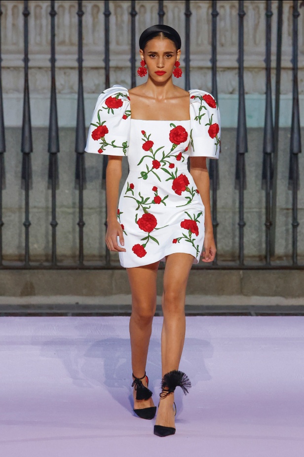 مجموعة "كارولينا هيريرا" لربيع 2026 تغيب عن نيويورك وتأخذنا إلى مدريد... تكريم للمدينة الخالدة