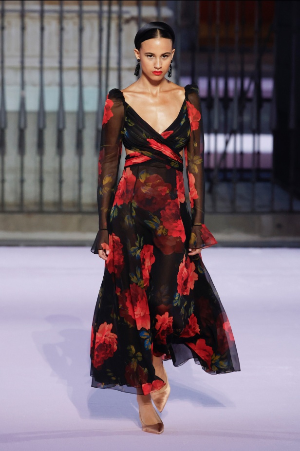 مجموعة "كارولينا هيريرا" لربيع 2026 تغيب عن نيويورك وتأخذنا إلى مدريد... تكريم للمدينة الخالدة