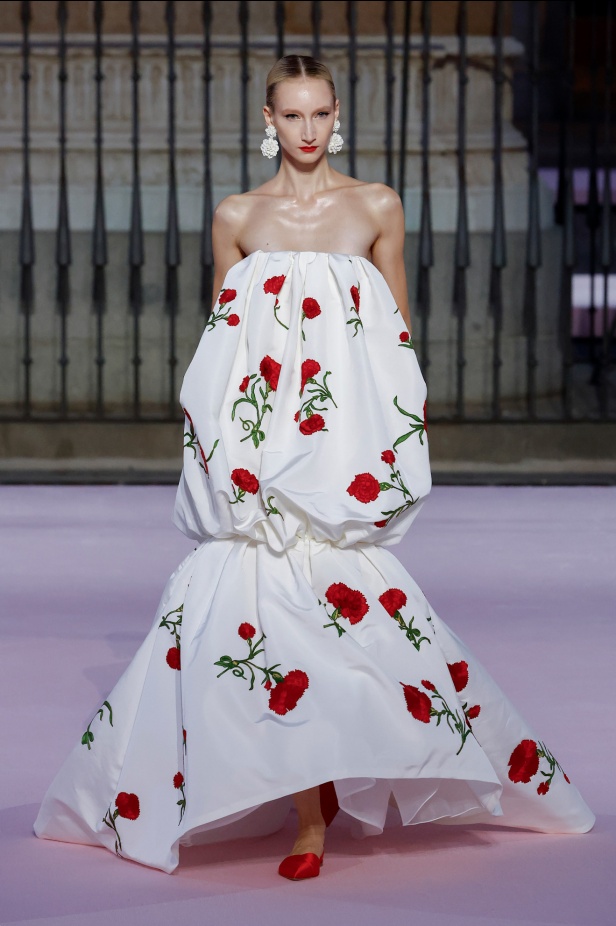 مجموعة "كارولينا هيريرا" لربيع 2026 تغيب عن نيويورك وتأخذنا إلى مدريد... تكريم للمدينة الخالدة