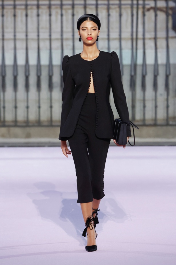 مجموعة "كارولينا هيريرا" لربيع 2026 تغيب عن نيويورك وتأخذنا إلى مدريد... تكريم للمدينة الخالدة