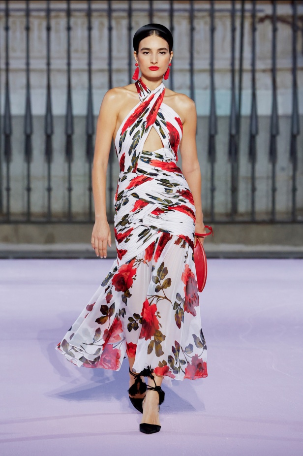 مجموعة "كارولينا هيريرا" لربيع 2026 تغيب عن نيويورك وتأخذنا إلى مدريد... تكريم للمدينة الخالدة