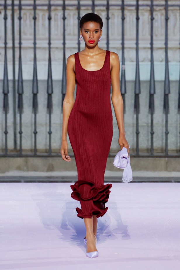 مجموعة "كارولينا هيريرا" لربيع 2026 تغيب عن نيويورك وتأخذنا إلى مدريد... تكريم للمدينة الخالدة