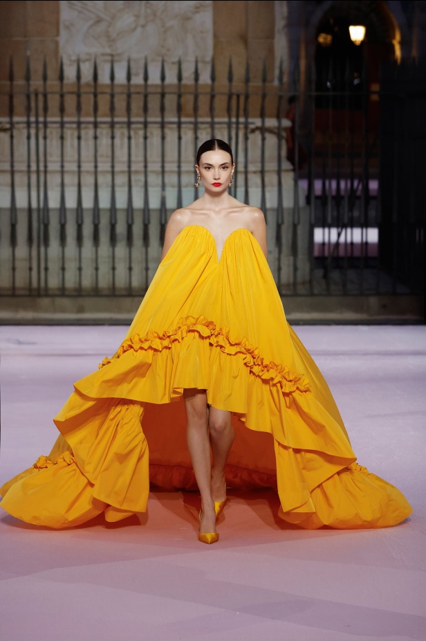 مجموعة "كارولينا هيريرا" لربيع 2026 تغيب عن نيويورك وتأخذنا إلى مدريد... تكريم للمدينة الخالدة