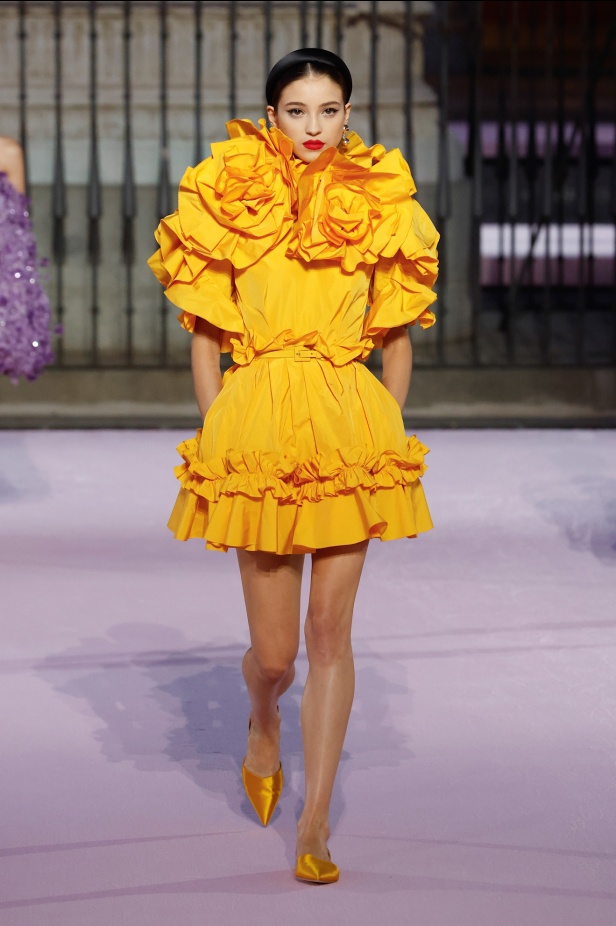 مجموعة "كارولينا هيريرا" لربيع 2026 تغيب عن نيويورك وتأخذنا إلى مدريد... تكريم للمدينة الخالدة