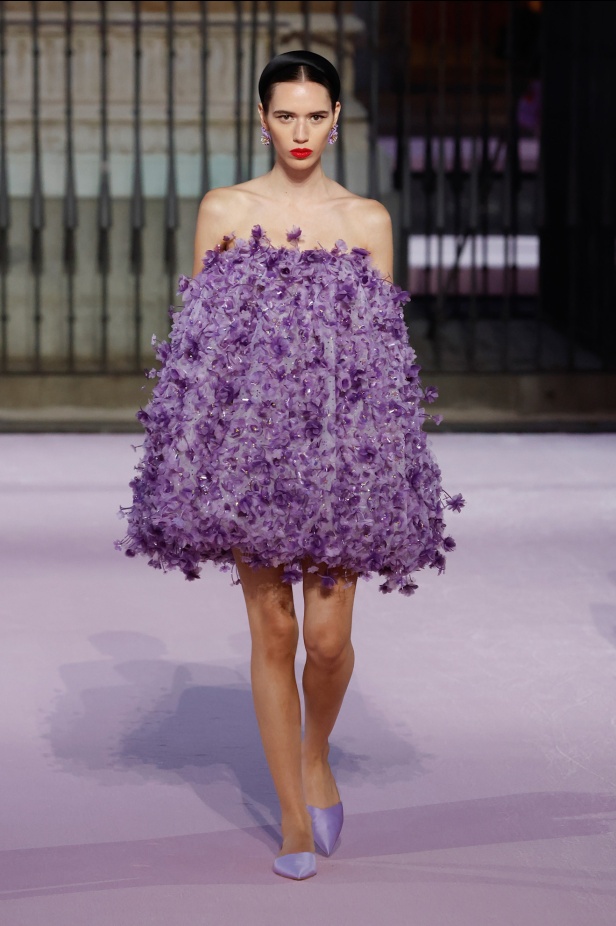 مجموعة "كارولينا هيريرا" لربيع 2026 تغيب عن نيويورك وتأخذنا إلى مدريد... تكريم للمدينة الخالدة